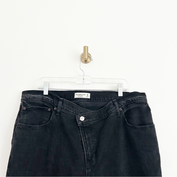 NEW Abercrombie The 90s Straight Ultra High Rise Black Jeans Size 34 Short - Picture 4 of 11